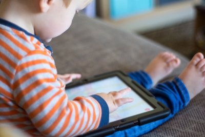 Dependența de internet și telefon la copii: cum o gestionezi