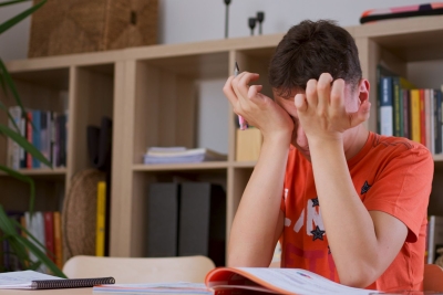 Copilul tău (pre)adolescent este mereu obosit și nervos? Medicul explică ce se întâmplă, de fapt