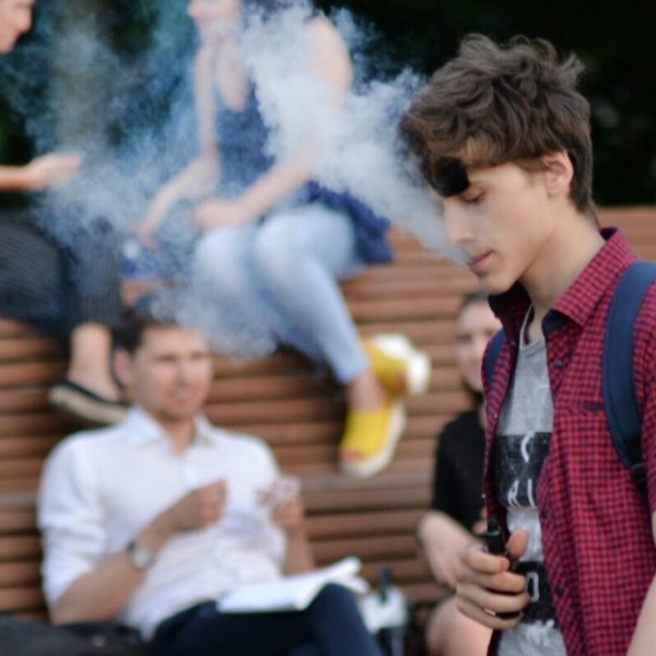„Școli fără tutun și nicotină”: Țigările electronice atrag tot mai mulți adolescenți