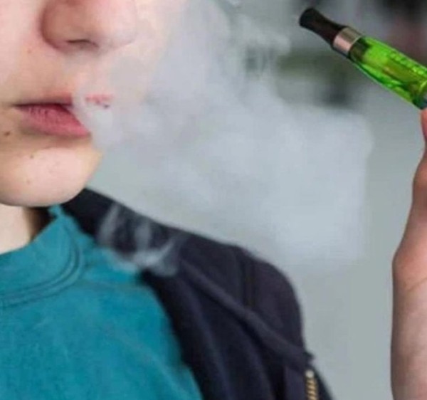 Țigările electronice, tot mai populare printre elevi: Se cere implicarea părinților