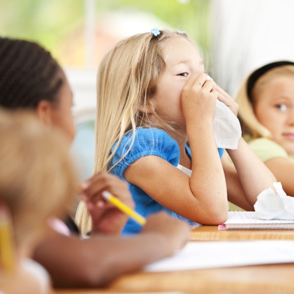 Infectiile respiratorii la copii dupa revenirea la scoala. Simptomele care nu trebuie ignorate