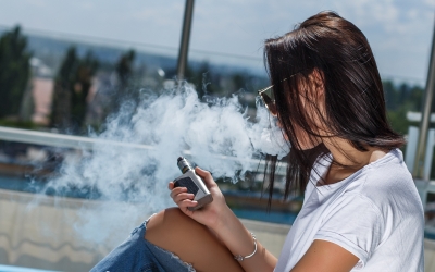 Țigările electronice, ca o epidemie printre adolescenți. Plămânii celor care vapează pot intra în colaps