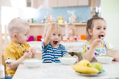 Ghid pentru alimentaţia sănătoasă a copiilor în grădiniţe. Ce trebuie să mănânce copiii şi câtă apă să consume