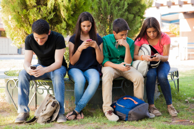 Utilizarea intensa a retelelor sociale are legatura cu depresia la adolescenti