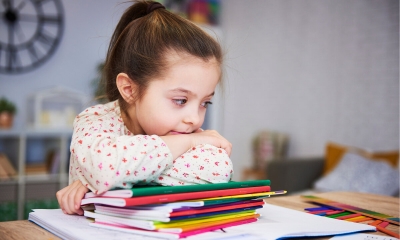 Copilul este mereu obosit și nu mai vrea la școală? Semnele epuizării școlare