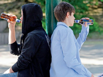 Factori de risc care duc la adolescenti alcoolici