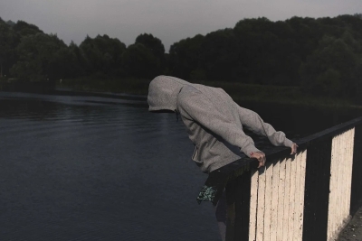 Tentativele de suicid la adolescenți s-au înmulțit, după pandemie. Care sunt semnalele de alarmă