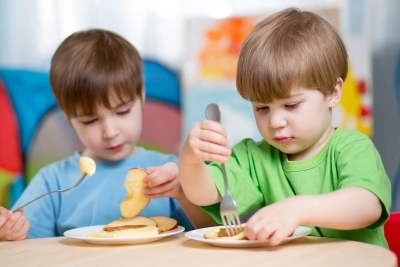 Ghid pentru alimentaţia sănătoasă a copiilor în grădiniţe. Ce trebuie să mănânce copiii şi câtă apă să consume