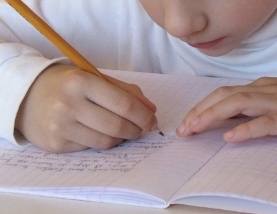 Cum îți poți ajuta preșcolarul să-și îmbunătățească scrisul de mână acasă